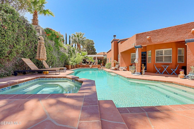 904 Las Palmas Way, El Paso, TX 79912 - view of swimming pool with an in-ground hot tub and a patio area