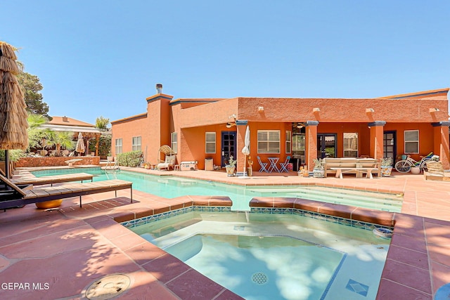 904 Las Palmas Way, El Paso, TX 79912 - swimming pool with an in-ground hot tub and a patio area