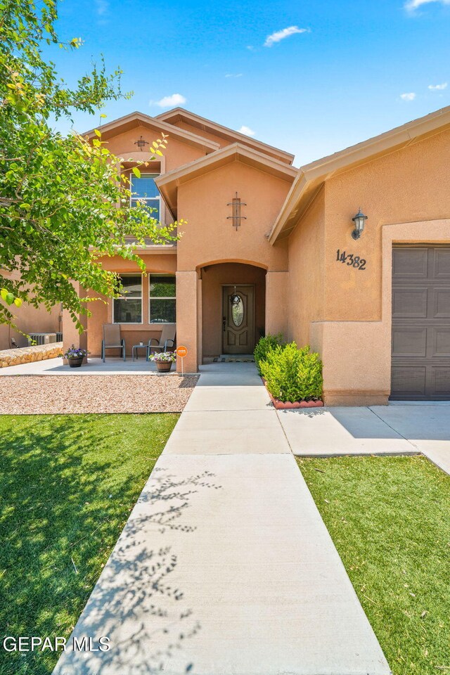 14382 Karen Point Ct, El Paso, TX 79938 - view of front facade with stucco siding and a front yard