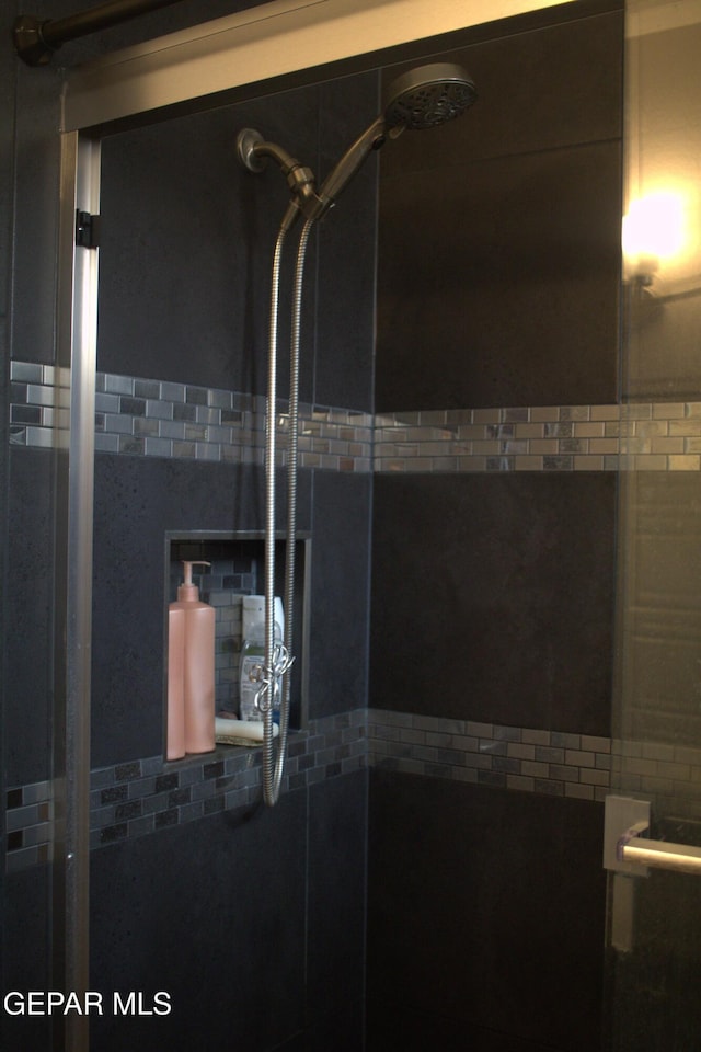 3136 Red Crk, El Paso, TX 79938 - bathroom featuring a tile shower