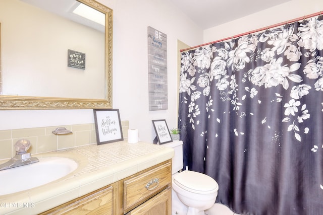 11625 Soberana Ln Unit A & B, El Paso, TX 79936 - full bath featuring toilet, vanity, and curtained shower
