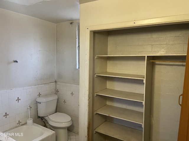 5608 Paraguay Ct, El Paso, TX 79903 - full bath with toilet, a tub, and tile walls