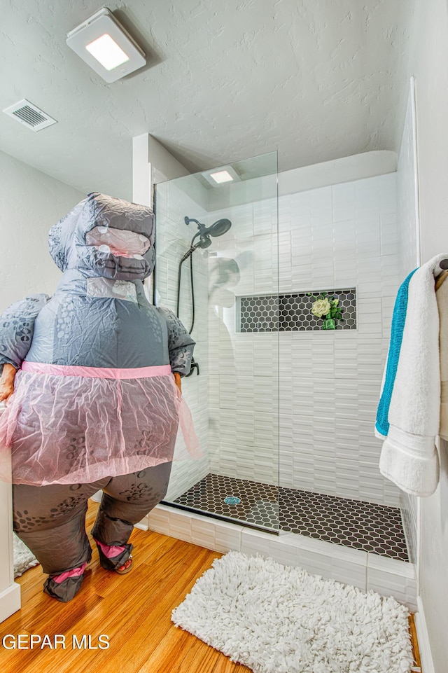 1401 N Boone St, El Paso, TX 79903 - full bath with walk in shower, wood finished floors, and a textured ceiling