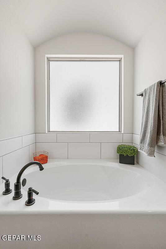 3809 Plan Pl, El Paso, TX 79938 - full bath featuring a garden tub