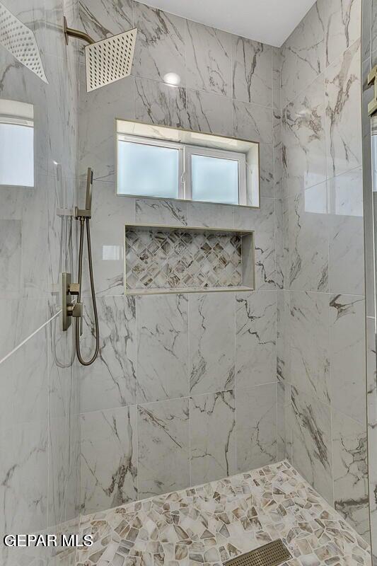 12748 Polo Norte Dr, El Paso, TX 79934 - bathroom featuring a tile shower and healthy amount of natural light