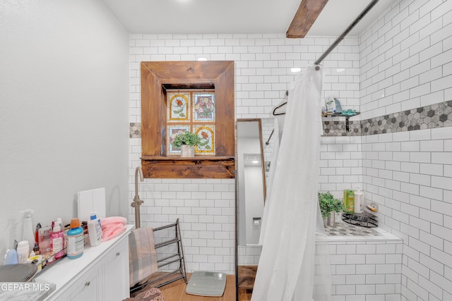 305 N Carolina Dr, El Paso, TX 79915 - bathroom with a tile shower and wood finished floors