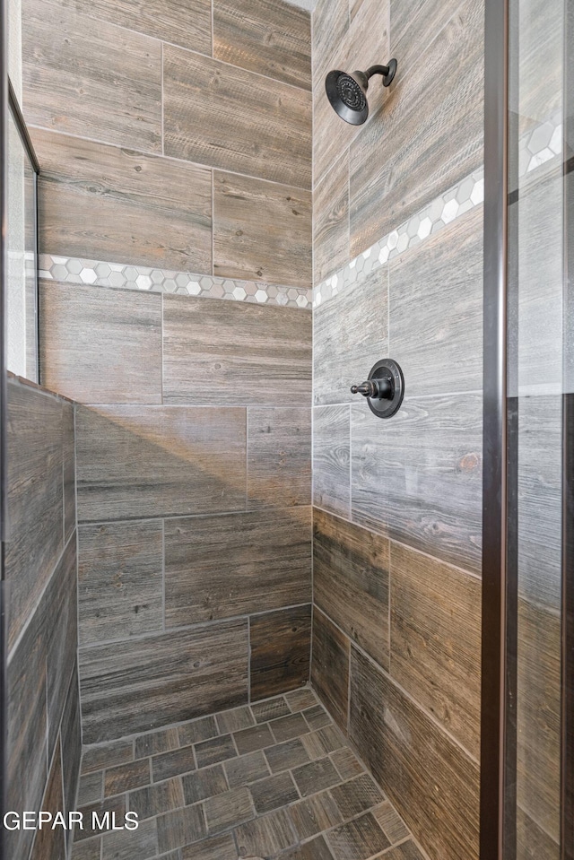 1329 Madero Ave, El Paso, TX 79928 - full bathroom with tiled shower