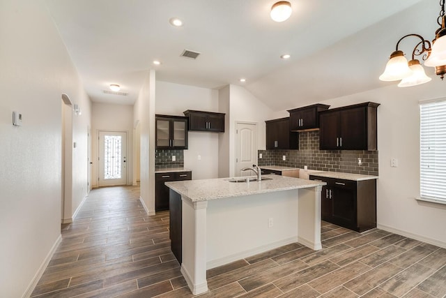 13852 Summer Wave Ave, El Paso, TX 79928 - kitchen featuring a sink, dark wood finished floors, a chandelier, backsplash, and lofted ceiling