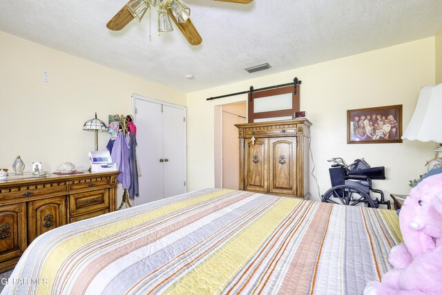 10605 Park View Cir, El Paso, TX 79935 - bedroom featuring a barn door and ceiling fan