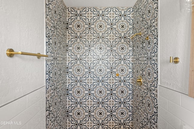 4317 Larchmont Dr, El Paso, TX 79902 - bathroom with tile walls and tiled shower
