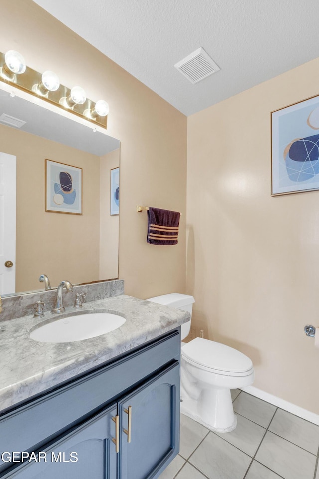 6800 Canyon Run Dr, El Paso, TX 79912 - bathroom featuring tile patterned flooring, vanity, toilet, and a textured ceiling