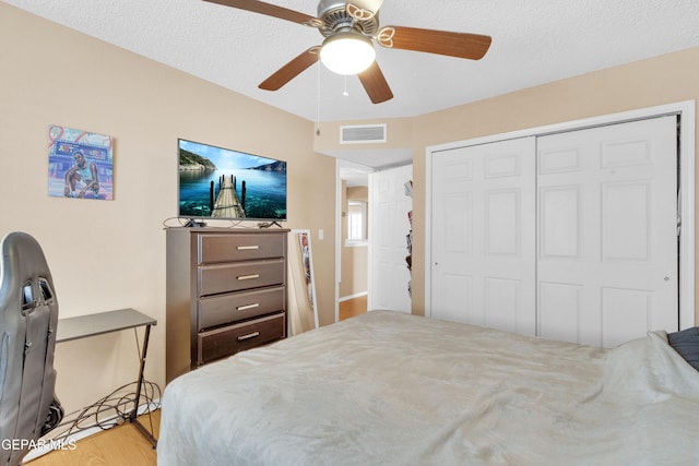 6800 Canyon Run Dr, El Paso, TX 79912 - bedroom featuring wood finished floors, a closet, and ceiling fan