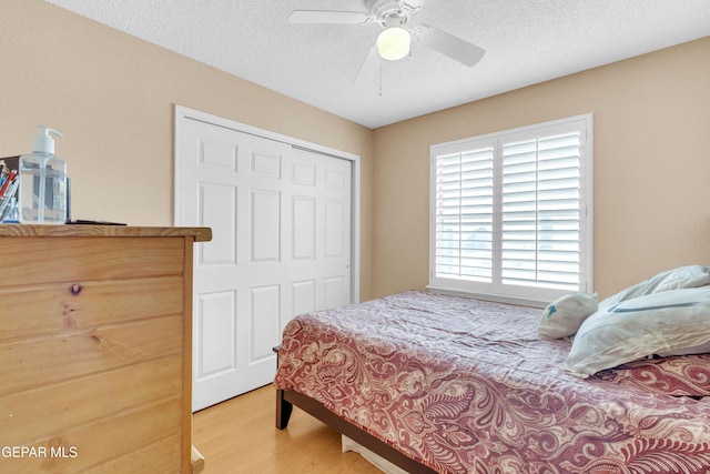 6800 Canyon Run Dr, El Paso, TX 79912 - bedroom featuring wood finished floors, a textured ceiling, and ceiling fan