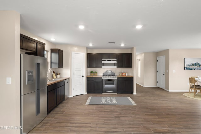 628 Milo Dr, El Paso, TX 79927 - kitchen featuring stainless steel appliances, a sink, wood finished floors, baseboards, and recessed lighting