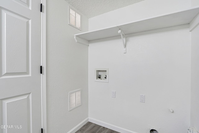 6929 Canyon View Ln, El Paso, TX 79912 - laundry room featuring hookup for a washing machine, baseboards, wood finished floors, gas dryer hookup, and a textured ceiling
