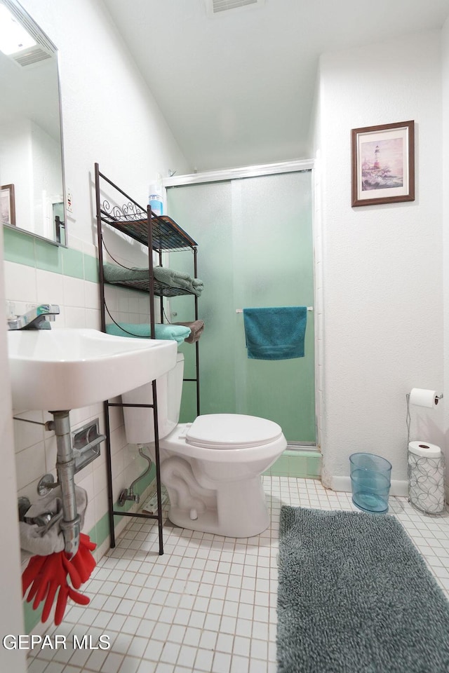 4313 Okeefe Dr, El Paso, TX 79902 - full bathroom featuring a shower stall and tile patterned flooring