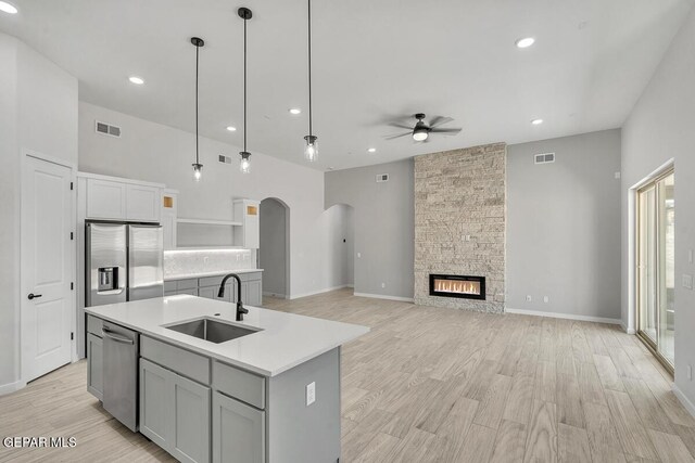 899 Dewsbury Way, El Paso, TX 79928 - kitchen with a sink, stainless steel appliances, ceiling fan, arched walkways, and an island with sink