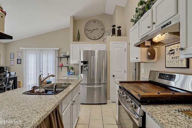 11840 Balladeer Ave, El Paso, TX 79936 - kitchen featuring stainless steel appliances, under cabinet range hood, a sink, white cabinetry, and high vaulted ceiling