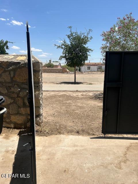 264 Edith Dr, El Paso, TX 79915 - view of yard
