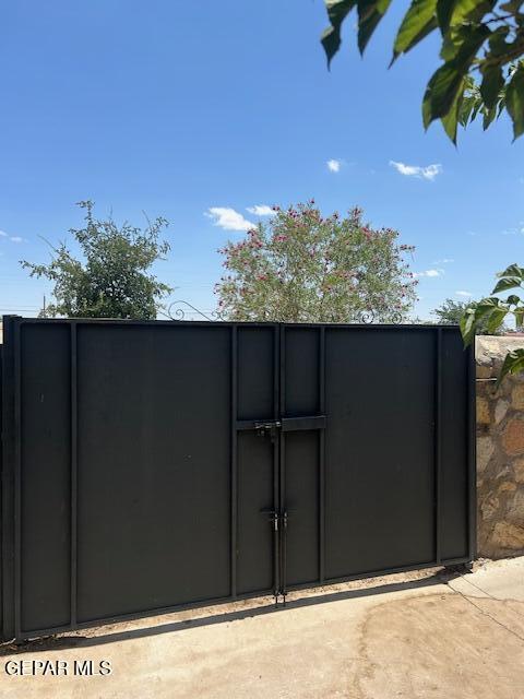 264 Edith Dr, El Paso, TX 79915 - view of gate
