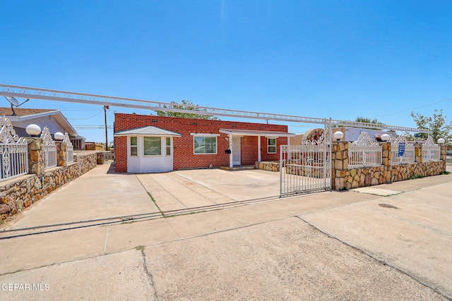 264 Edith Dr, El Paso, TX 79915 - view of front facade featuring brick siding, a gate, and driveway