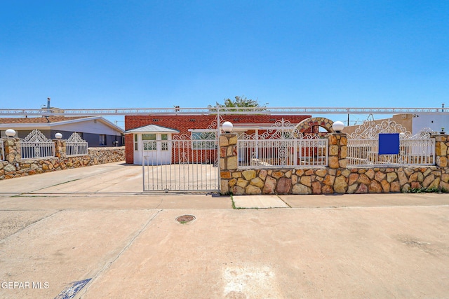 264 Edith Dr, El Paso, TX 79915 - view of front facade featuring a fenced front yard, concrete driveway, and a gate