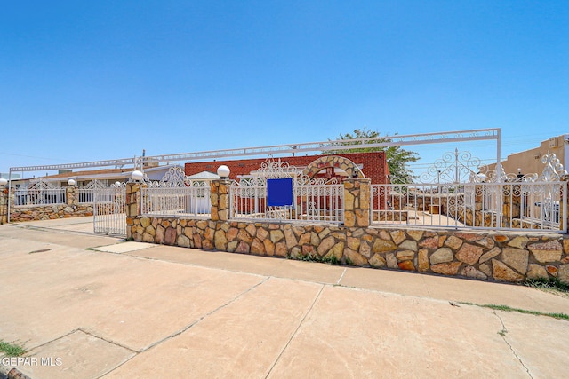 264 Edith Dr, El Paso, TX 79915 - view of front of home featuring a fenced front yard and a gate