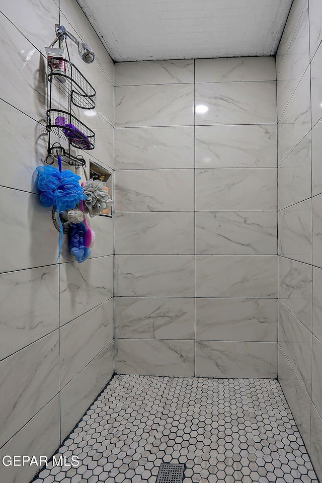 6112 Strahan Rd, El Paso, TX 79932 - full bathroom featuring tiled shower
