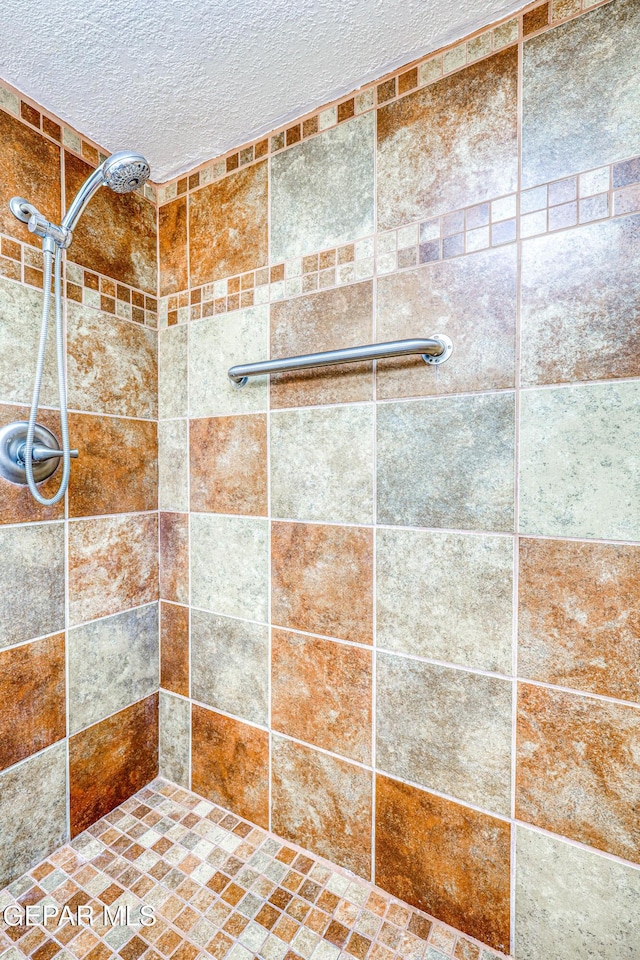 3223 Suffolk Rd, El Paso, TX 79925 - bathroom with a tile shower and a textured ceiling