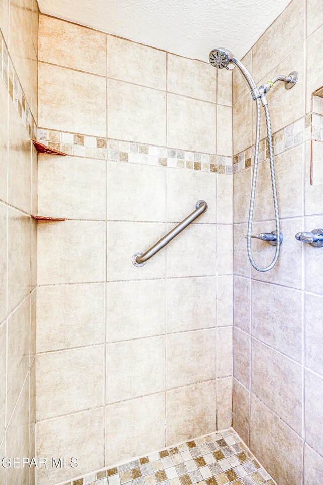 3223 Suffolk Rd, El Paso, TX 79925 - bathroom with a tile shower