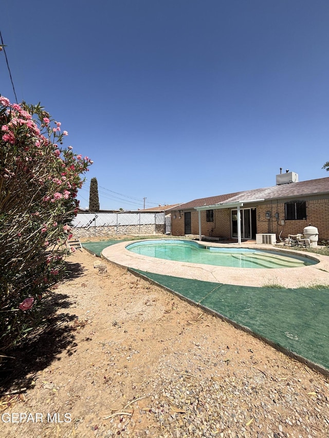 5808 Dearborne Dr, El Paso, TX 79924 - view of swimming pool with a patio