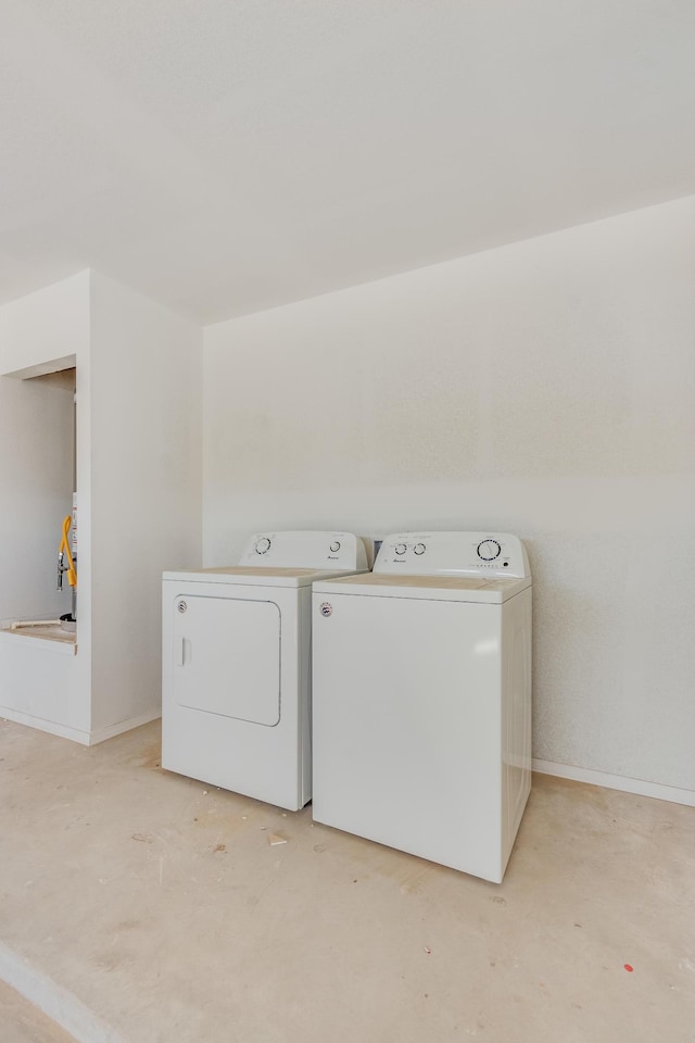 14294 Kayla Mia Dr, El Paso, TX 79938 - laundry room with independent washer and dryer and baseboards