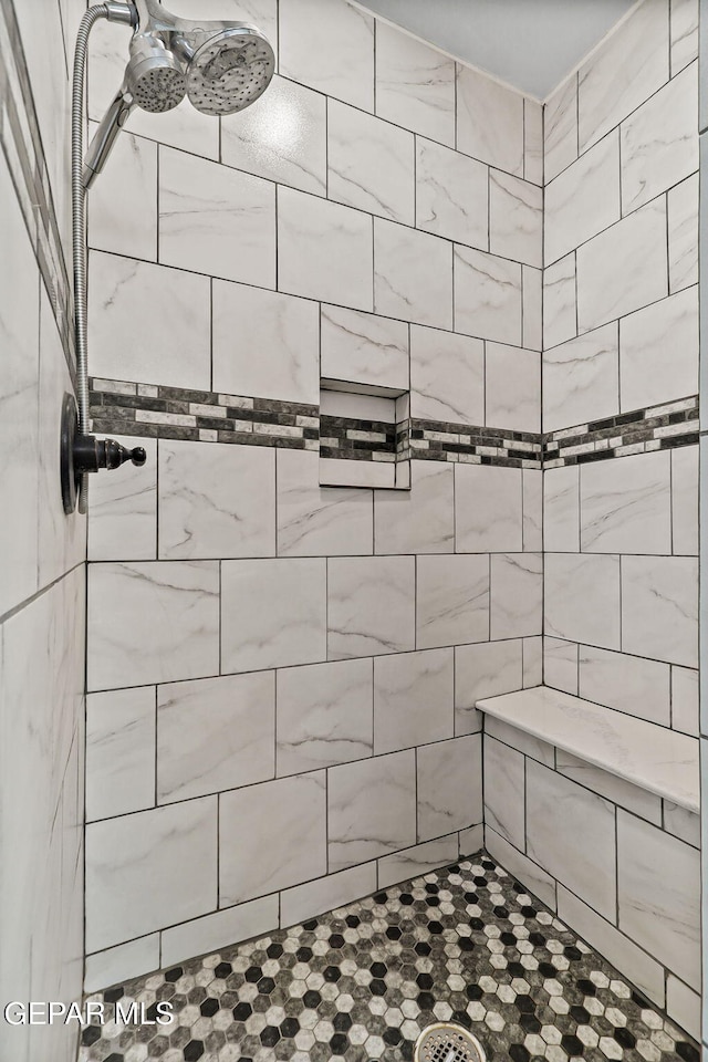 6037 Vicente Gomez Ln, El Paso, TX 79932 - full bathroom with tiled shower