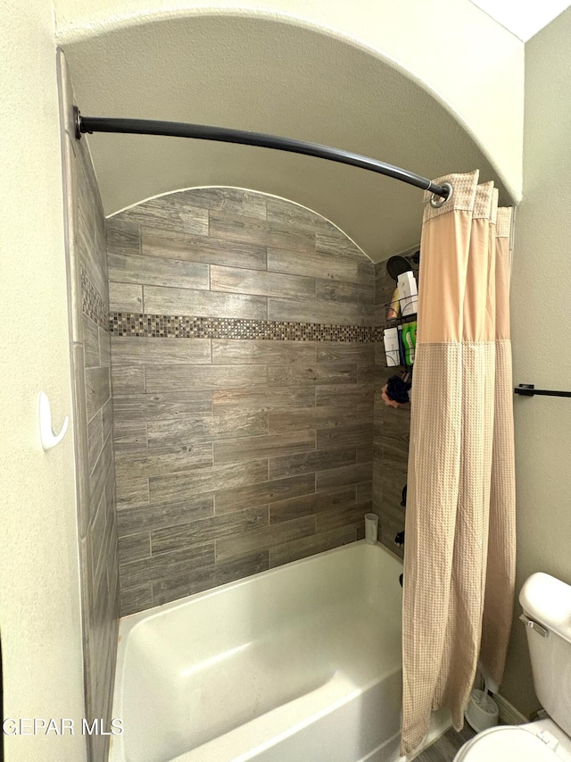 12217 Chapel Hill Rd, El Paso, TX 79928 - bathroom featuring shower / bath combo and toilet