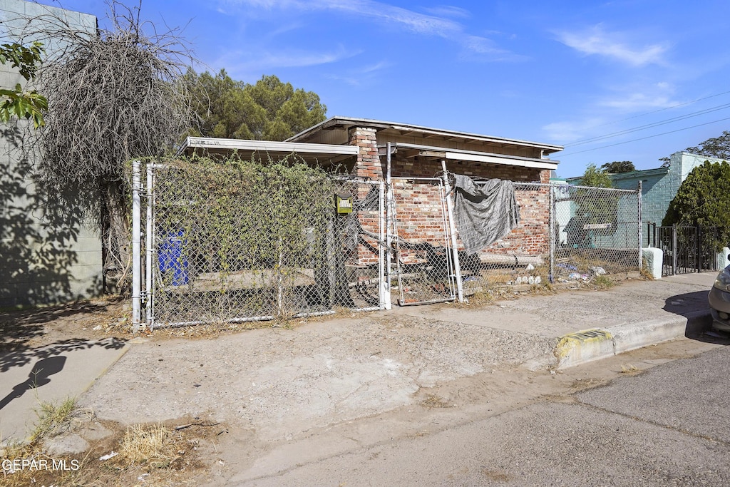 711 S Virginia St, El Paso, TX 79901 - view of outbuilding featuring a gate