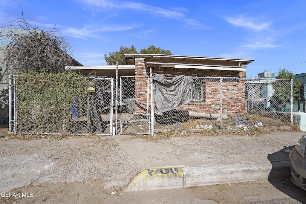 711 S Virginia St, El Paso, TX 79901 - exterior space featuring a gate