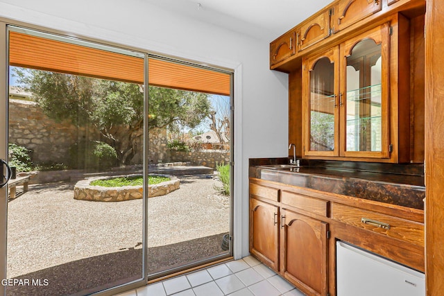408 Spring Hill Cir, El Paso, TX 79912 - doorway to outside featuring light tile patterned floors, healthy amount of natural light, and wet bar