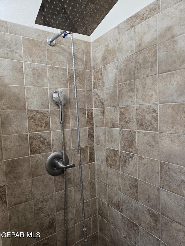 7000 Armistad Ave, El Paso, TX 79912 - full bathroom featuring tiled shower and lofted ceiling