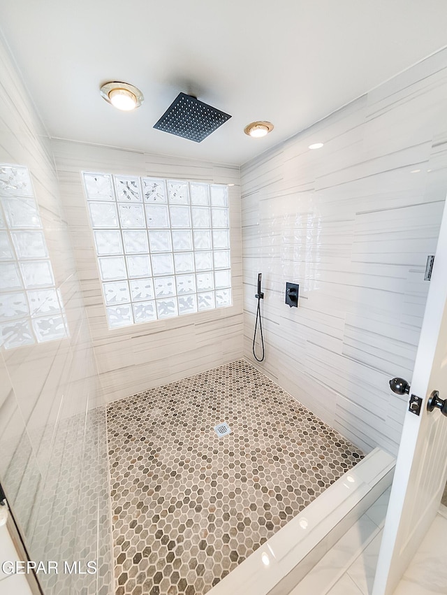 3425 Dialrock Ln, El Paso, TX 79935 - bathroom with a tile shower and healthy amount of natural light