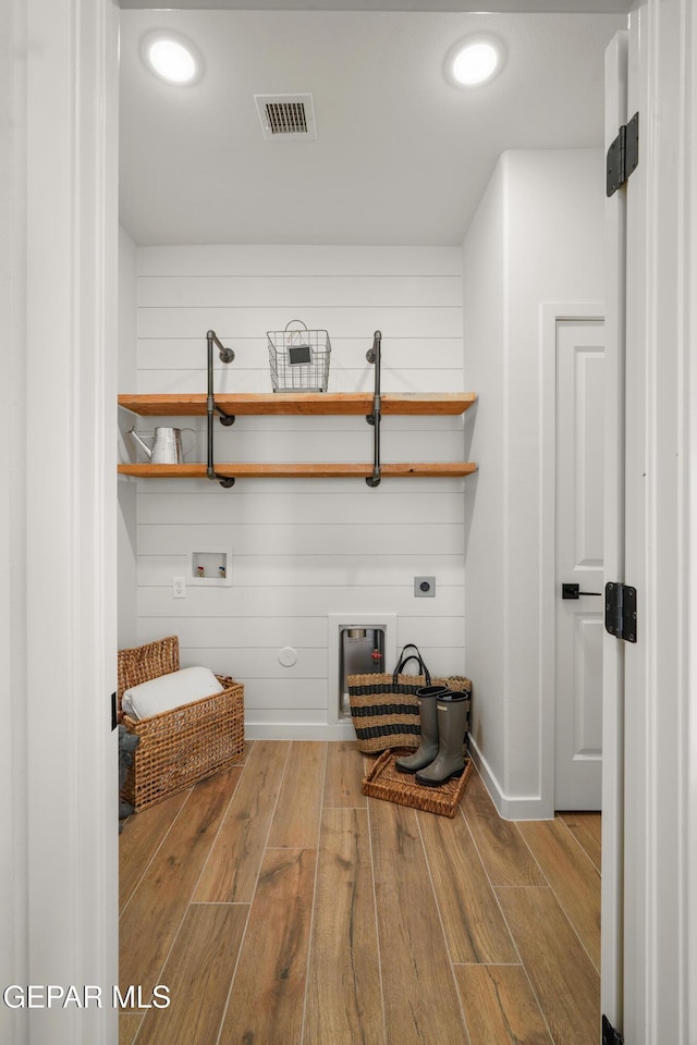 905 Bilton Pl, El Paso, TX 79928 - bathroom with wood finished floors and recessed lighting