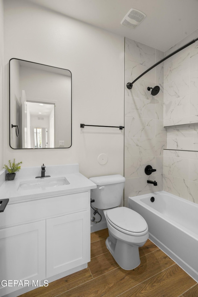 905 Bilton Pl, El Paso, TX 79928 - bathroom with vanity, washtub / shower combination, and wood finished floors