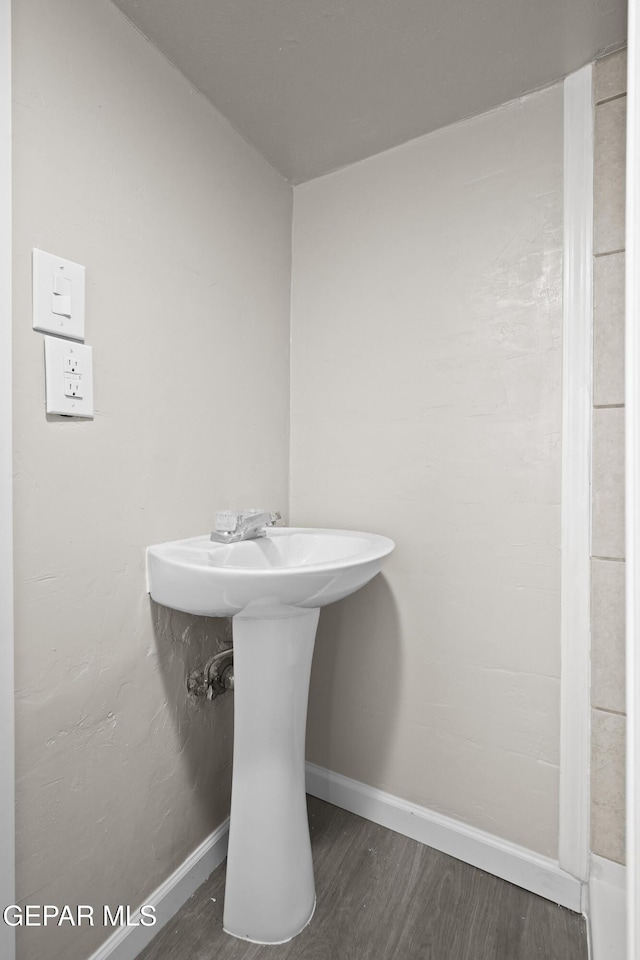 3031 Memphis Ave, El Paso, TX 79930 - bathroom featuring wood finished floors and baseboards