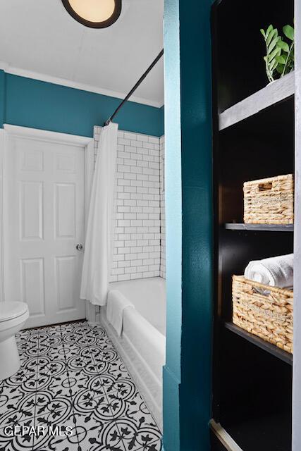 3031 Memphis Ave, El Paso, TX 79930 - full bathroom featuring toilet and shower / bathtub combination with curtain