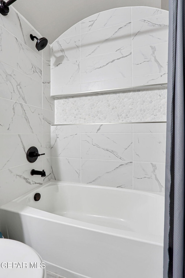 12820 Monmouth Ave, El Paso, TX 79928 - full bath featuring shower / tub combo with curtain and toilet