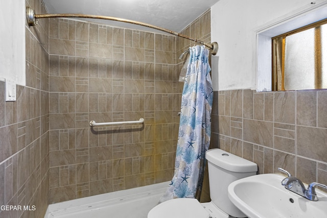 4008 Tularosa Ave, El Paso, TX 79903 - bathroom featuring tile walls and a tile shower