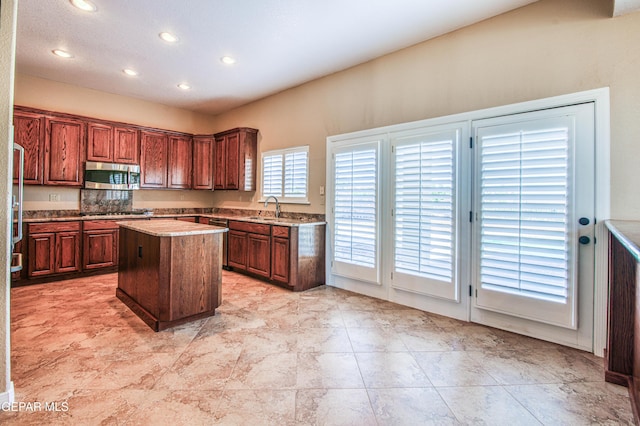 6570 Eagle Ridge Dr, El Paso, TX 79912 - kitchen featuring stainless steel appliances, a kitchen island, recessed lighting, and light countertops