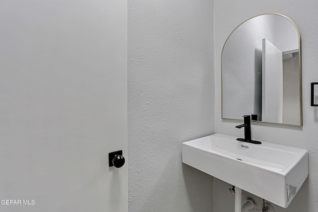 209 Hardesty Pl, El Paso, TX 79905 - bathroom featuring a sink