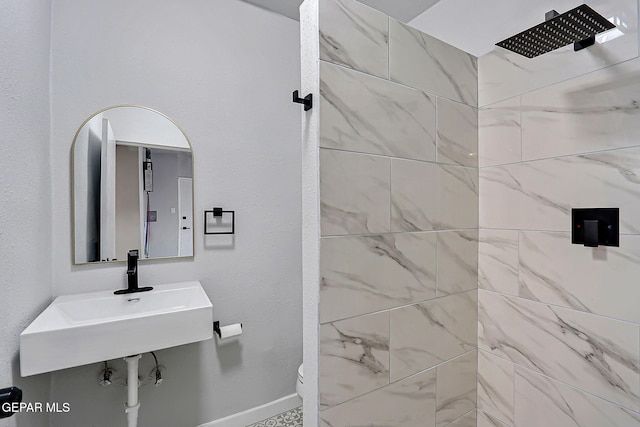 209 Hardesty Pl, El Paso, TX 79905 - bathroom with a tile shower and baseboards