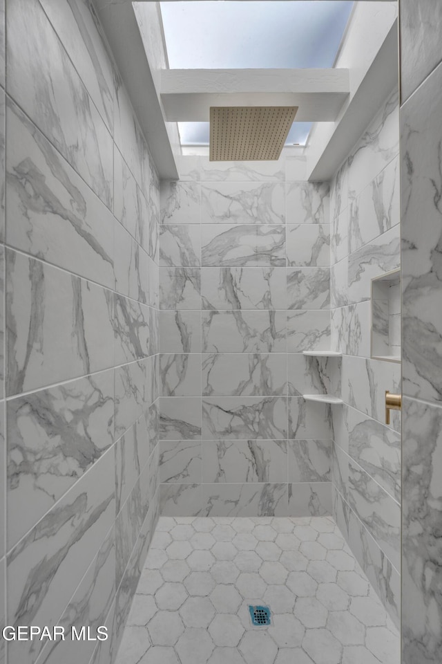 3116 Titanic Ave, El Paso, TX 79904 - bathroom featuring tiled shower