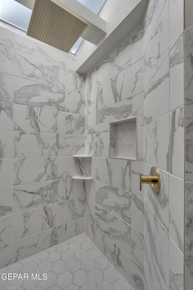 3116 Titanic Ave, El Paso, TX 79904 - bathroom with tiled shower